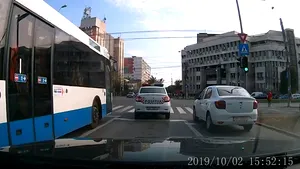 Maşină de poliţie, filmată în timp ce face o manevră interzisă într-o intersecţie 