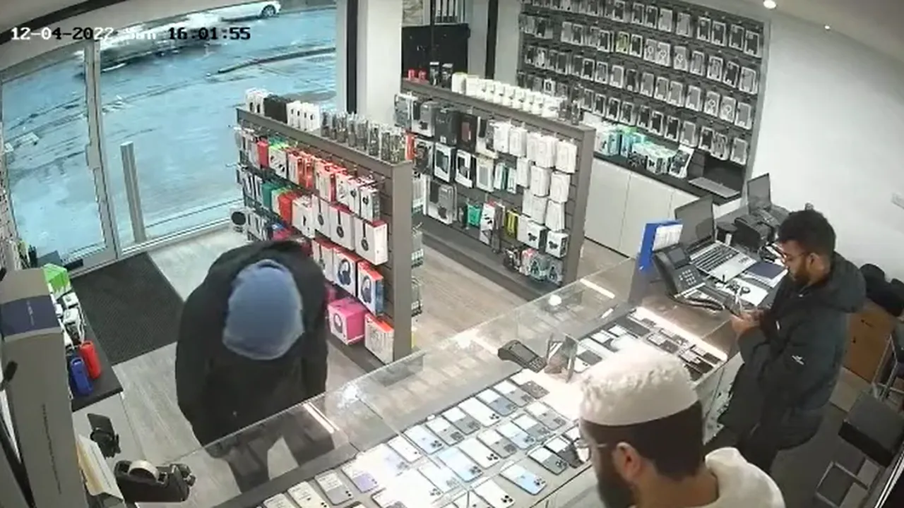 Cel mai prost hoţ: a furat două telefoane mobile, dar nu s-a gândit cum va evada din magazin. Finalul i-a oferit o lecţie de viaţă

