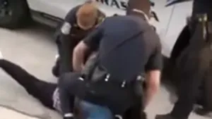 Un alt poliţist a fost filmat cum stă cu genunchiul pe gâtul unui bărbat în timpul unei arestări| VIDEO