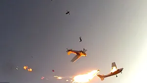 Două avioane se ciocnesc în timpul unui ZBOR