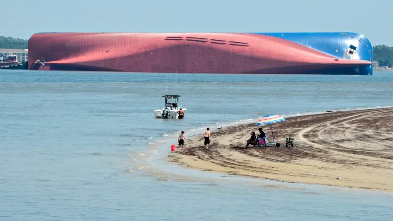 Nava cargo răsturnată în largul coastei SUA, la doar câteva ore după ce a fost încărcată: Toţi membrii echipajului au fost salvaţi | FOTO, VIDEO