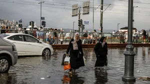 FOTO | Autobuze blocate pe carosabil, străzi transformate în râuri, oameni doborâţi de şuvoaie. Ploile torenţiale din Istanbul au făcut RAVAGII