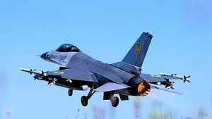 Premieră în războiul din Ucraina: Un F-16 ucrainean doboară pentru prima dată un avion de vânătoare rusesc