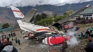 ACCIDENT pe unul dintre cele mai periculoase aeroporturi din lume: un avion de mici dimensiuni a lovit un elicopter