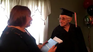 FOTO VIDEO Un supravieţuitor al celui de-al doilea Război Mondial, în vârstă de 97 de ani, este proaspăt ABSOLVENT de liceu