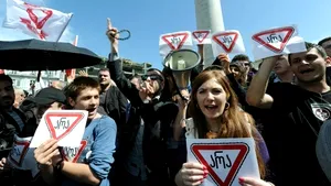 Circa 6.000 de manifestanţi ai opoziţiei georgiene cer plecarea preşedintelui Mihai Saakaşvili