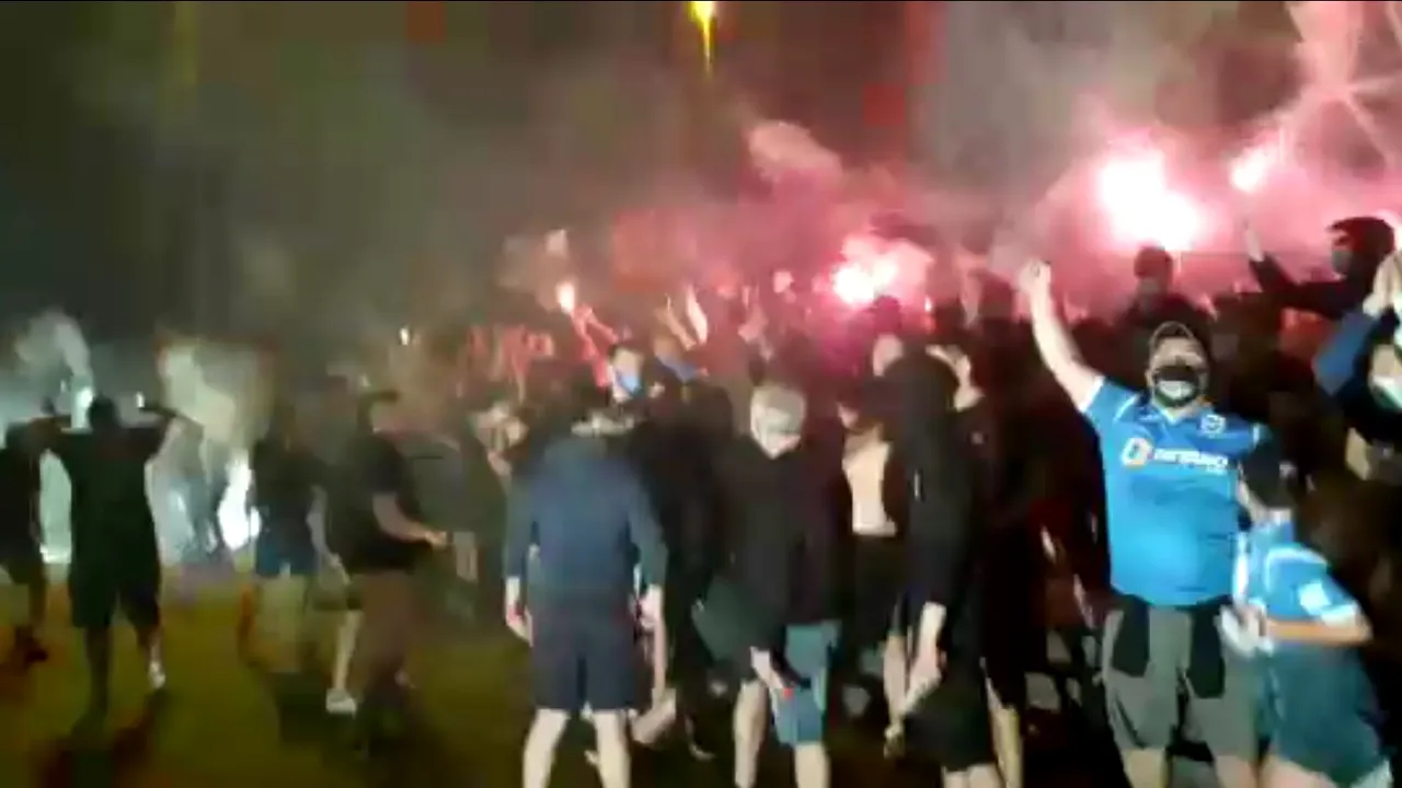 Fotbaliştii şi suporterii Universităţii Craiova au făcut spectacol după meciul cu FCSB