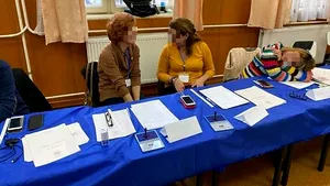 Reprezentanta unei comisii de votare, fotografiată în timp ce dormea într-o secţie din Târgu-Jiu