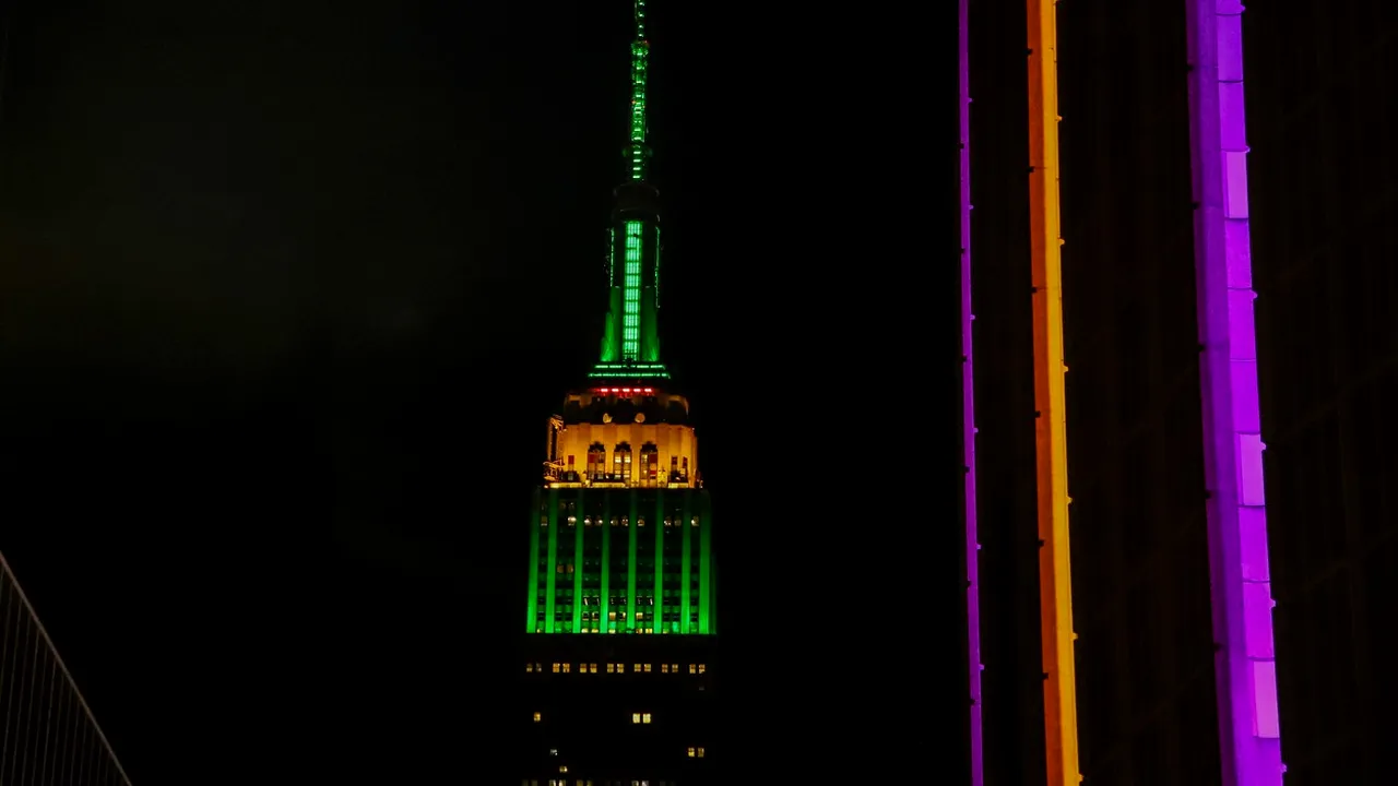VIDEO: Empire State Building, luminat în culorile violet şi auriu, în semn de omagiu adus lui Kobe Bryant