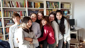 Planul unui bărbat din Teleorman: şi-a scos cărţile pe uliţă ca să le dea copiilor şansa de a citi.  FOTO