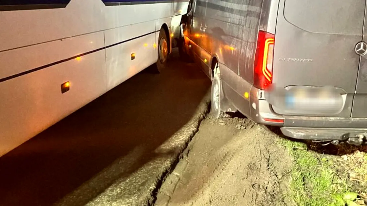 Un autocar cu 40 de elevi, implicat într-un accident pe un drum județean din Botoșani