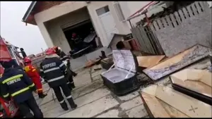 Incendiu la un depozit de pompe funebre din Argeş. Au ars sicrie şi cruci 