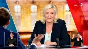 Macron o avertizează pe Le Pen că riscă un „război civil” dacă va interzice purtarea baticului în spaţiul public