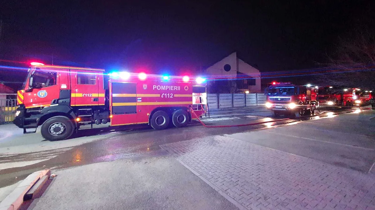 Incendiu puternic în Sectorul 4. Ard materiale lemnoase dintr-un atelier de producţie