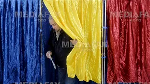 Numele unor candidaţi, scrise în cabina de vot. Preşedintele secţiei a suspendat procesul de votare