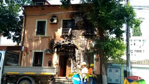 FOTO, VIDEO Incendiu la un cabinet stomatologic din Capitală după ce un muncitor a spart o ţeavă de gaze. Pacienţii se aflau în imobil