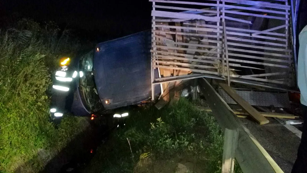 Accident grav în Sibiu: Cinci persoane, între care un copil, rănite după ce un TIR a lovit o autocamionetă | FOTO