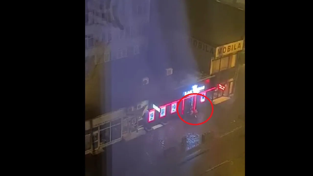 Imagini halucinante în Bacău. Cărucior cu o fetiţă, lăsat în viscol în faţa unei săli de păcănele 