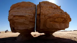 Misterul rocii gigantice din deşert, crăpată perfect în două, a fost rezolvat. Care este explicaţia specialiştilor