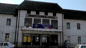 REPORTAJ: Gări fără curent, apă potabilă sau toalete, în Harghita. La Bodoc, angajatele taie lemne - FOTO