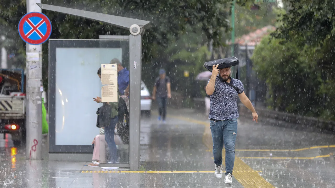 Avertizare METEO de ultimă oră, într-un judeţ din România. ANM a emis Cod roşu de vijelii şi averse