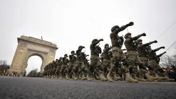 FOTO&VIDEO Parada militară de 1 Decembrie. Programul evenimentelor din capitală / Parada s-a încheiat cu un moment special / Gest neobișnuit: Nicușor Dan a rămas după paradă pentru a face fotografii cu oamenii