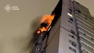 Clădire rezidenţială din Kiev, lovită de o dronă rusească. Sunt incendii la etajele superioare
