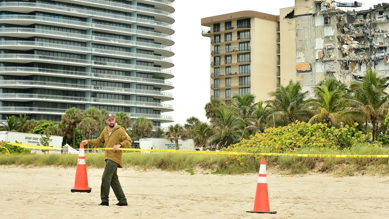 FOTO Blocul de 12 etaje care s-a prăbuşit în Miami. Operaţiunile de salvare sunt încă în desfăşurare. Aproximativ 100 de persoane sunt date dispărute