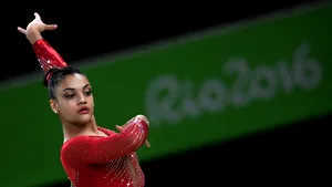 Laurie Hernandez,gimnastă premiată cu aur la Jocurile Olimpice 2016,a câştigat competiţia 