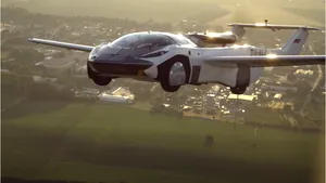 VIDEO AirCar, maşina zburătoare care poate prinde 190 km/h, la altitudini de până la 2500 de metri
