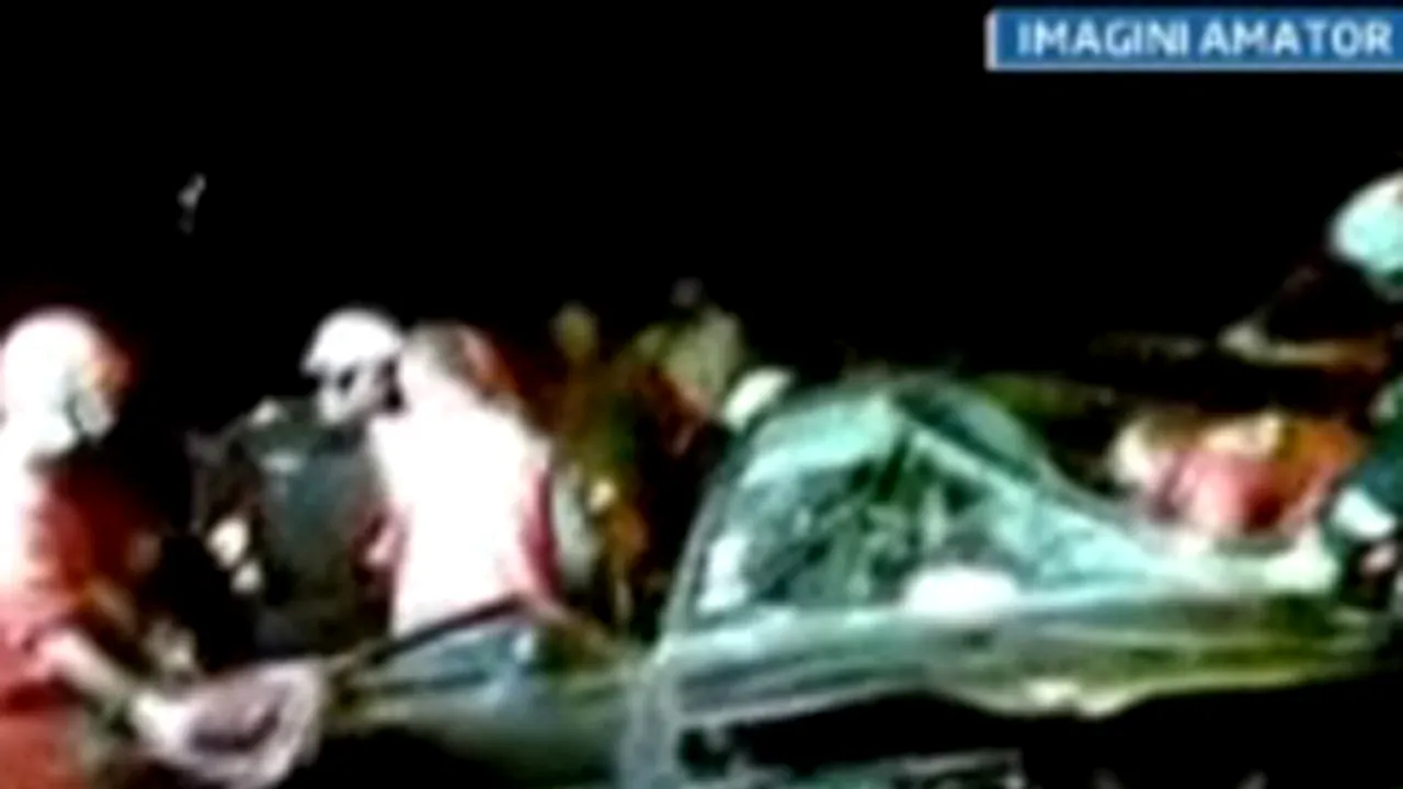 Hunedoara: Doi tineri au murit şi unul a fost grav rănit după ce au intrat cu maşina într-un stâlp - VIDEO