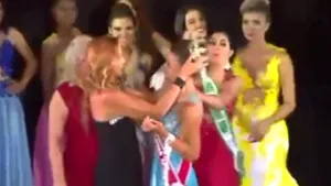Scandal la Miss Amazon 2015: O finalistă din concurs a smuls coroana de pe capul învingătoarei - VIDEO