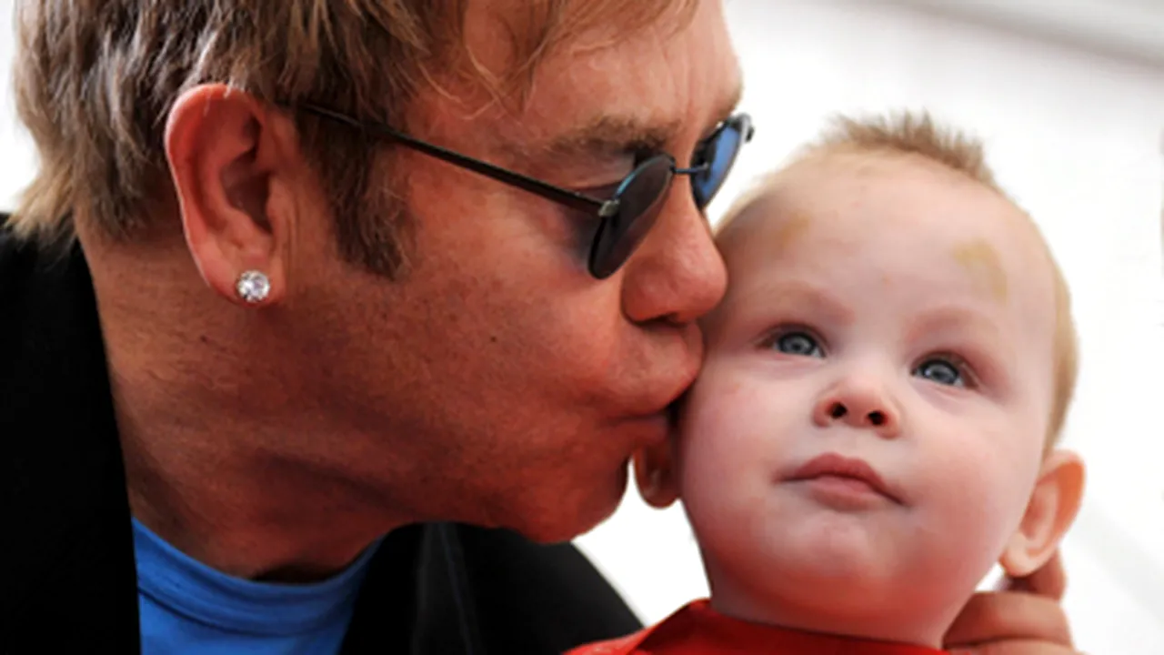 Elton John nu poate să adopte copii din Ucraina