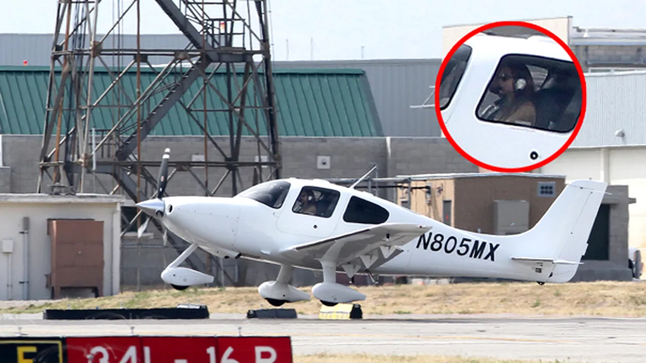 Angelina Jolie, pilot de avion. Vedeta, surprinsă la manşa unui avion de mici dimensiuni - FOTO
