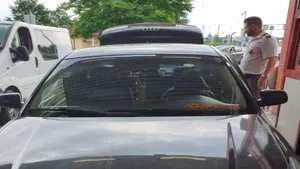 O femeie a încercat să îşi scoată ilegal copilul din ţară. Cum s-a gândit să-l ascundă pe băiatul de 10 ani | FOTO