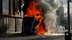 Violențe anti-imigrație la Belfast după un atac cu cuțitul comis de un cetățean sudanez. Sute de manifestanți mascați au incendiat case și mașini. Reacția Ambasadei României