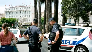 Scandal în Franța. O pensionară de 93 de ani a fost strangulată de un imigrant, agresorul a adormit peste victimă