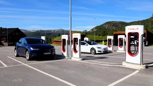 Apple nu mai vrea să cumpere Tesla. Compania lui Elon Musk are o valoare de piaţă de peste 2 mii de miliarde  