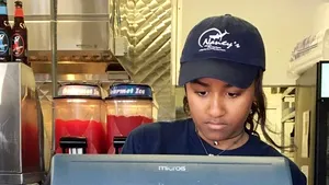 Fiica cea mică a lui Barack Obama lucrează peste vară într-un banal restaurant ce serveşte fructe de mare. Ce 