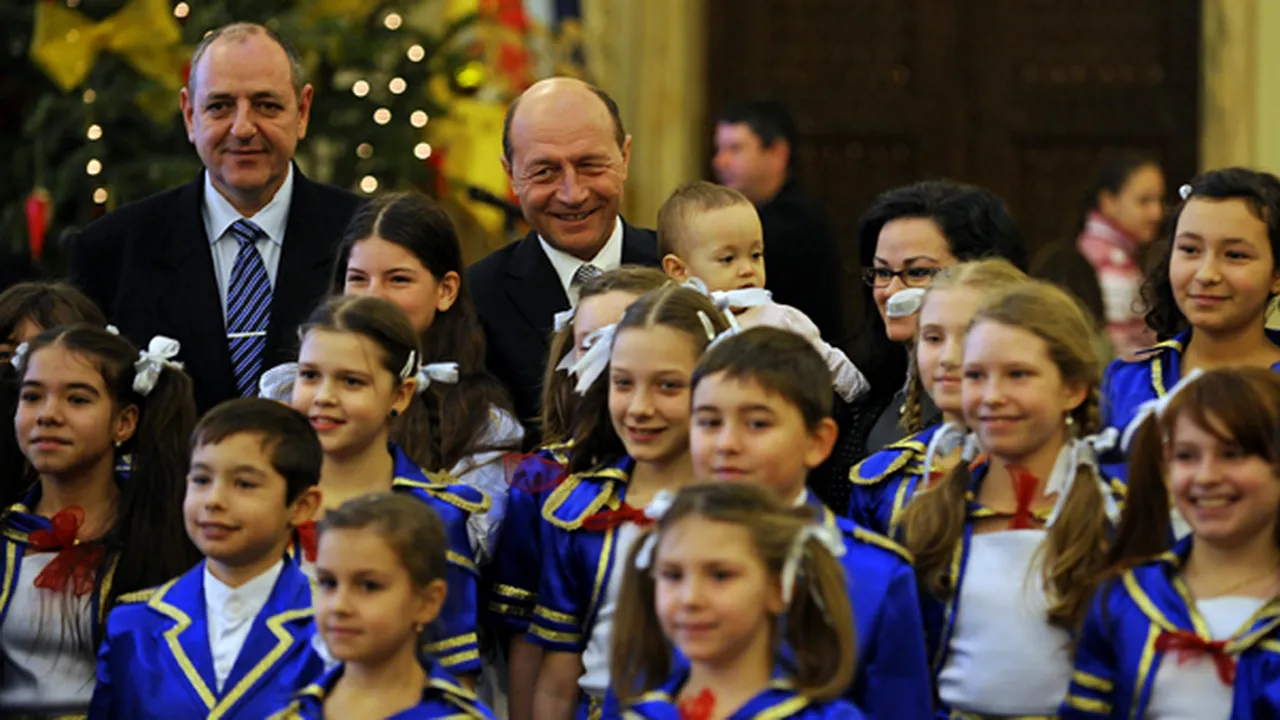 Băsescu a primit colindători la Cotroceni şi vrea de la Moş Crăciun un Guvern - FOTO