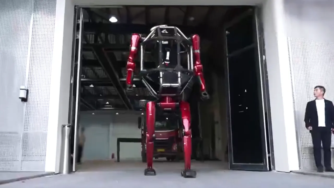 Ca în filmele SF. Chinezii au lansau un robot dotat cu o cabină pentru un om