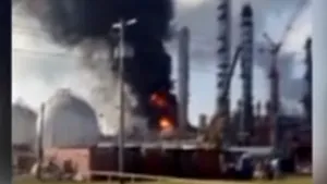 EXPLOZIE la o rafinărie din SUA: Cel puţin un mort şi şase răniţi, în urma incendiului declanşat - VIDEO
