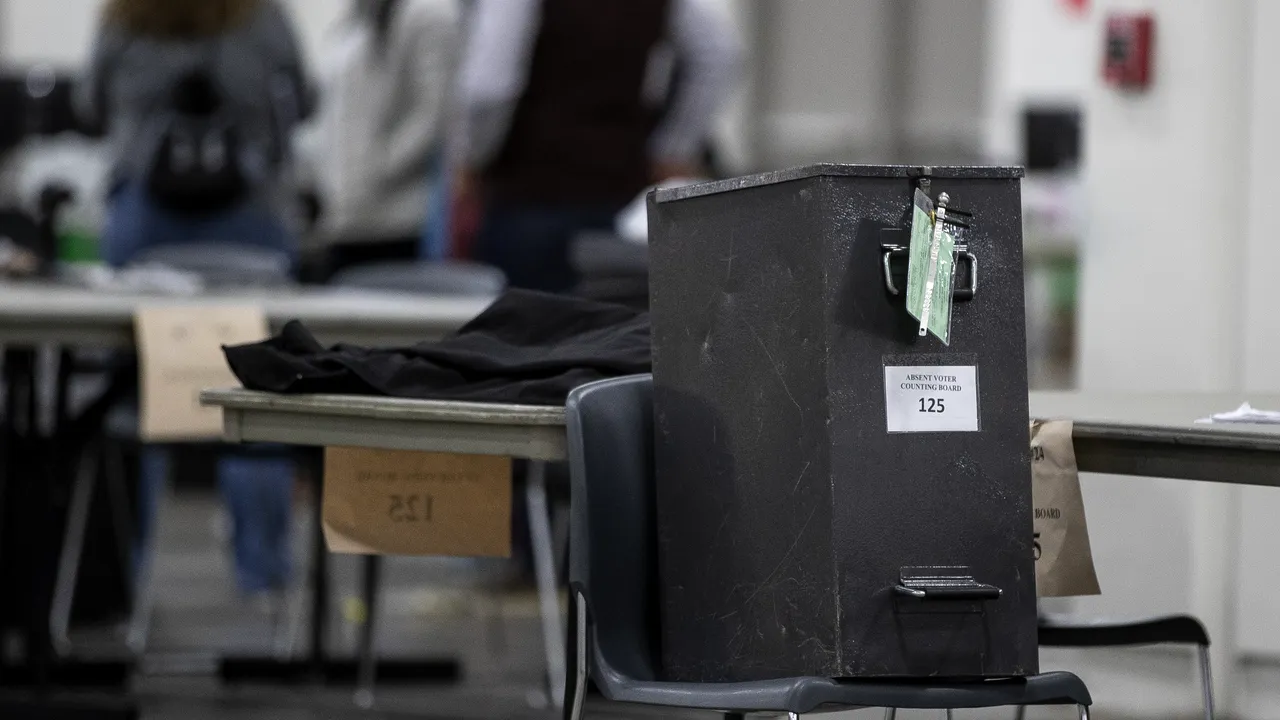 Donald Trump cere oprirea numărării buletinelor de vot trimise prin poştă