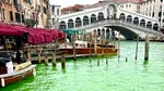 Acțiune de protest a Gretei Thunberg / A colorat apa mai multor canale din Veneția în verde