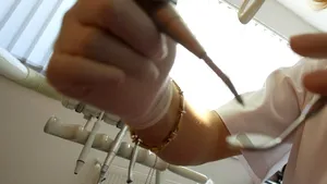 Numărul celor care apelează la stomatolog a scăzut cu 20% faţă de anul trecut. Medic: Nici măcar copiii nu au gratuitate absolută