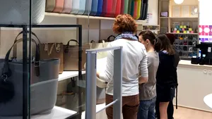 GALERIE FOTO Un brand italian de genţi a deschis un magazin în Bucureşti. Investiţia, de peste 100.000 de euro