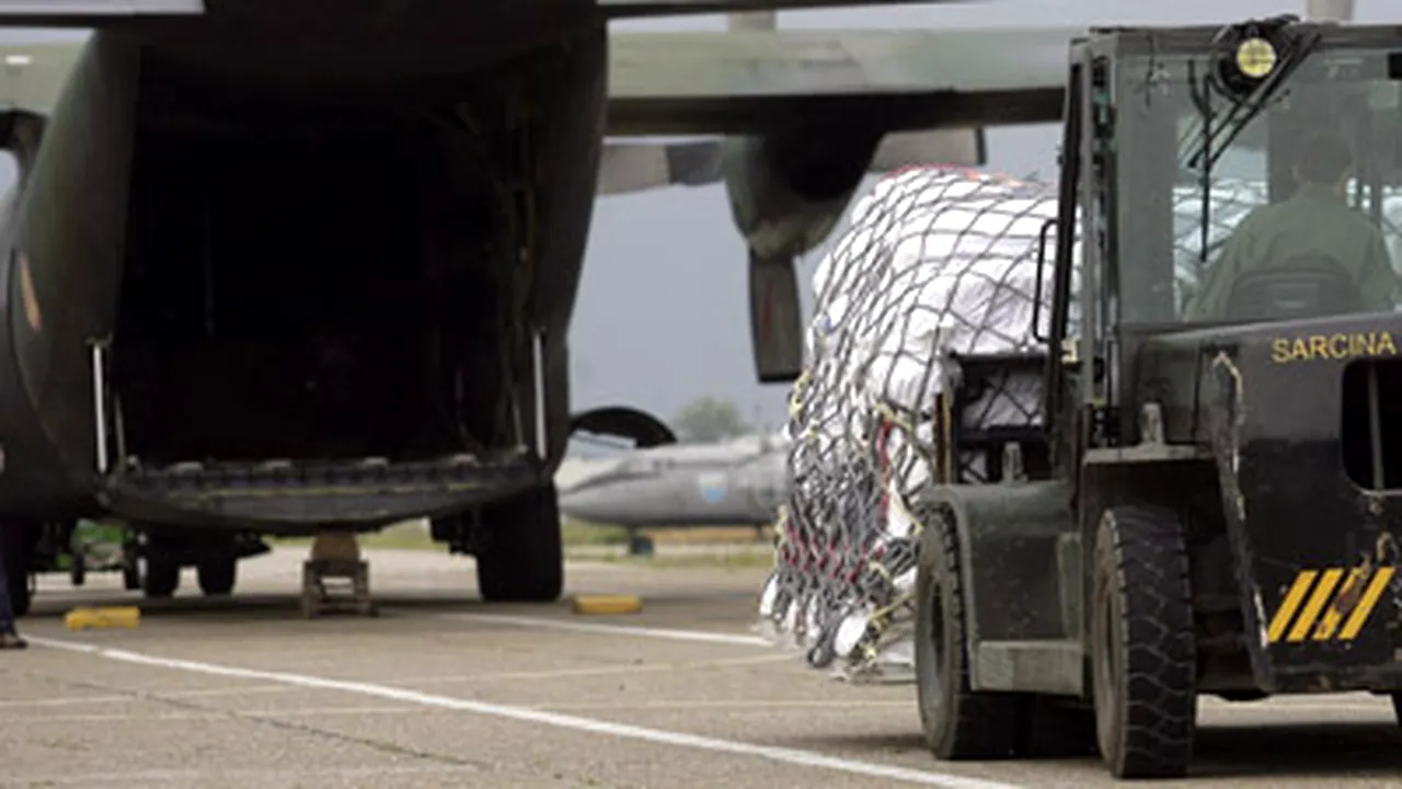 O aeronavă care repatriază militari români răniţi în Afganistan aduce donaţii ATI din Germania