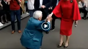 Un admirator al Vioricăi Dăncilă a căzut în genunchi în faţa premierului: Mă gândesc la dumneavoastră, (..) ce mai faceţi, cum sunteţi cu sănătatea? O să fiu onorat să-mi spuneţi între patru ochi