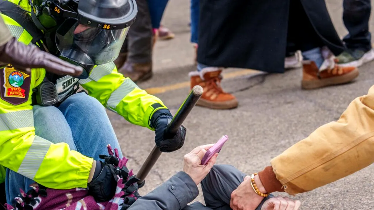 Cum ne afectează psihic videoclipurile cu violența ICE care circulă online