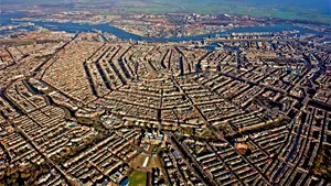 Orașul european pitoresc care devine una dintre cele mai căutate destinații de vară în 2026